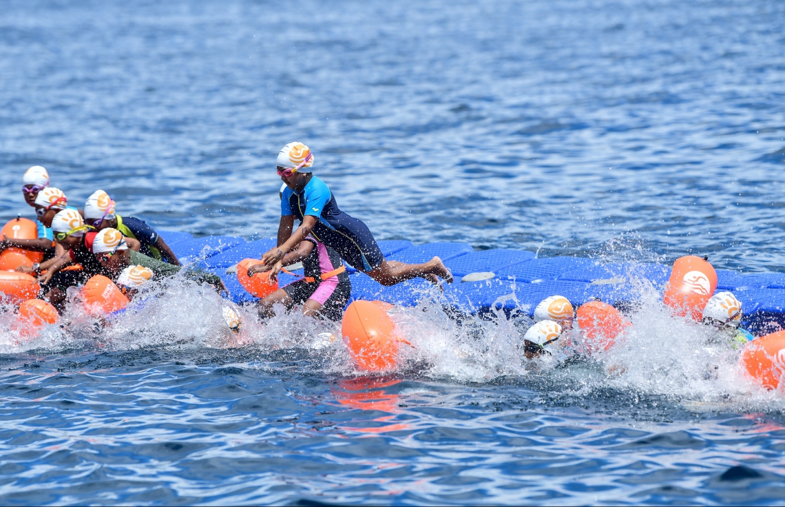 މާލެ (އޮކްޓޯބަރު 12) - ރަސްފަންނު ސަރަހައްދުގައި ސްވިމް މޯލްޑިވްސް އިން ބޭއްވި ދިރާގު މާލޭ އޯޕަން ފެތުމުގެ މުބާރާތް: މިއީ އާއްމުންނަށް ފެތުމުގެ ވާދަވެރި ޕްލެޓްފޯމެއް ހޯދައިދިނުމުގެ ގޮތުން ސްވިމް މޯލްޑިވްސް އިން ރާވައިގެން ފެށި މުބާރާތެއް. --ފޮޓޯ: ނިޝާން އަލީ/ މިހާރު