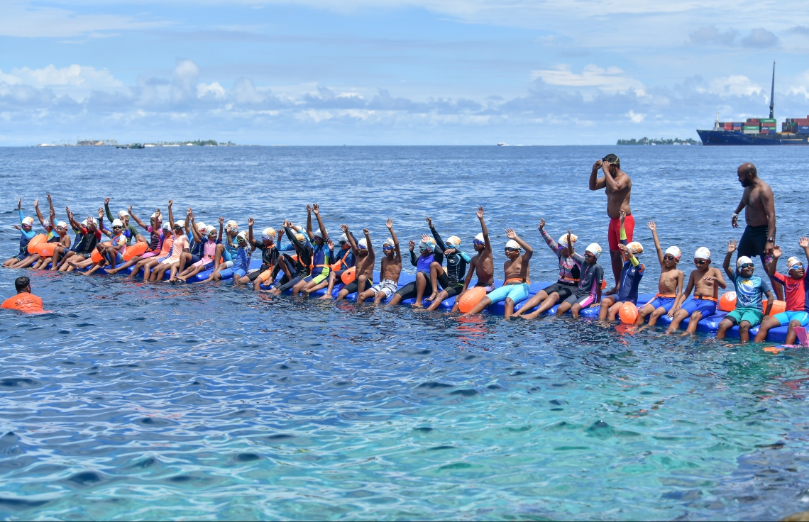 މާލެ (އޮކްޓޯބަރު 12) - ރަސްފަންނު ސަރަހައްދުގައި ސްވިމް މޯލްޑިވްސް އިން ބޭއްވި ދިރާގު މާލޭ އޯޕަން ފެތުމުގެ މުބާރާތް: މިއީ އާއްމުންނަށް ފެތުމުގެ ވާދަވެރި ޕްލެޓްފޯމެއް ހޯދައިދިނުމުގެ ގޮތުން ސްވިމް މޯލްޑިވްސް އިން ރާވައިގެން ފެށި މުބާރާތެއް. --ފޮޓޯ: ނިޝާން އަލީ/ މިހާރު