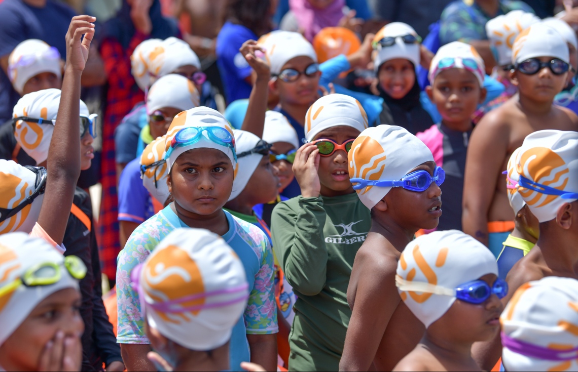 މާލެ (އޮކްޓޯބަރު 12) - ރަސްފަންނު ސަރަހައްދުގައި ސްވިމް މޯލްޑިވްސް އިން ބޭއްވި ދިރާގު މާލޭ އޯޕަން ފެތުމުގެ މުބާރާތް: މިއީ އާއްމުންނަށް ފެތުމުގެ ވާދަވެރި ޕްލެޓްފޯމެއް ހޯދައިދިނުމުގެ ގޮތުން ސްވިމް މޯލްޑިވްސް އިން ރާވައިގެން ފެށި މުބާރާތެއް. --ފޮޓޯ: ނިޝާން އަލީ/ މިހާރު