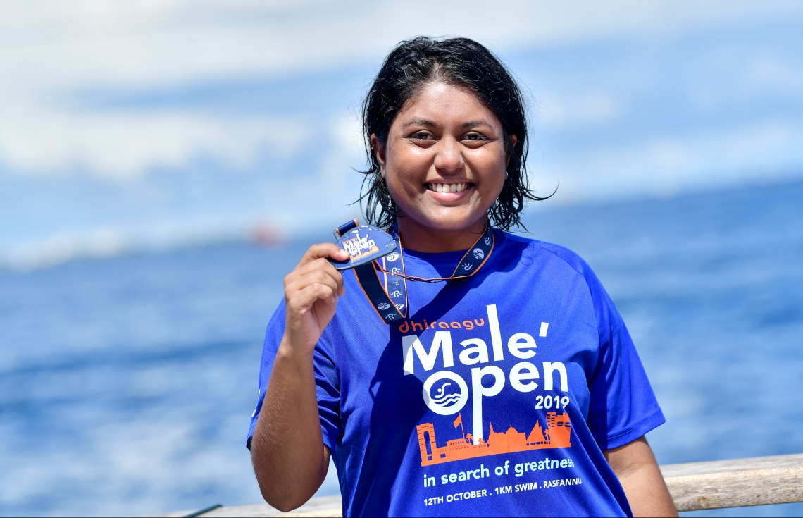 މާލެ (އޮކްޓޯބަރު 12) - ރަސްފަންނު ސަރަހައްދުގައި ސްވިމް މޯލްޑިވްސް އިން ބޭއްވި ދިރާގު މާލޭ އޯޕަން ފެތުމުގެ މުބާރާތް: މިއީ އާއްމުންނަށް ފެތުމުގެ ވާދަވެރި ޕްލެޓްފޯމެއް ހޯދައިދިނުމުގެ ގޮތުން ސްވިމް މޯލްޑިވްސް އިން ރާވައިގެން ފެށި މުބާރާތެއް. --ފޮޓޯ: ނިޝާން އަލީ/ މިހާރު