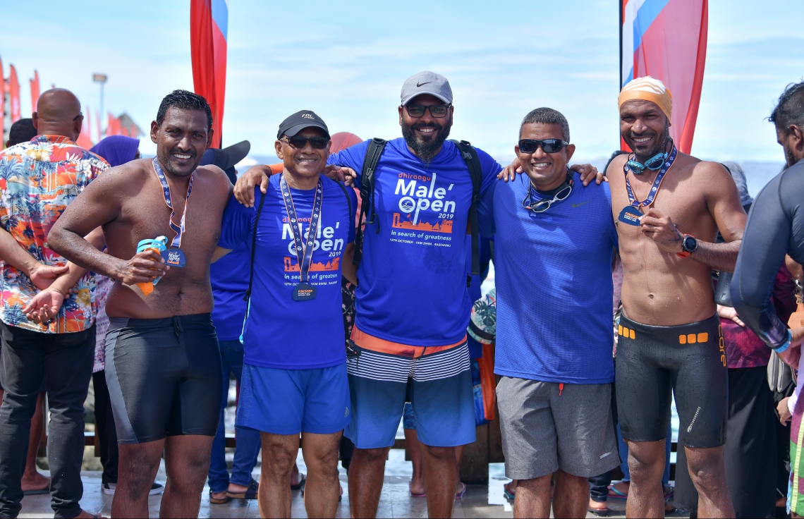 މާލެ (އޮކްޓޯބަރު 12) - ރަސްފަންނު ސަރަހައްދުގައި ސްވިމް މޯލްޑިވްސް އިން ބޭއްވި ދިރާގު މާލޭ އޯޕަން ފެތުމުގެ މުބާރާތް: މިއީ އާއްމުންނަށް ފެތުމުގެ ވާދަވެރި ޕްލެޓްފޯމެއް ހޯދައިދިނުމުގެ ގޮތުން ސްވިމް މޯލްޑިވްސް އިން ރާވައިގެން ފެށި މުބާރާތެއް. --ފޮޓޯ: ނިޝާން އަލީ/ މިހާރު