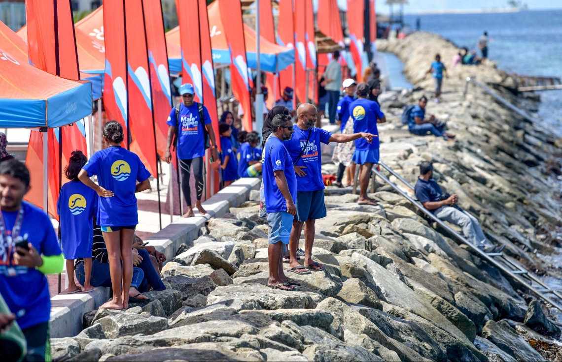 މާލެ (އޮކްޓޯބަރު 12) - ރަސްފަންނު ސަރަހައްދުގައި ސްވިމް މޯލްޑިވްސް އިން ބޭއްވި ދިރާގު މާލޭ އޯޕަން ފެތުމުގެ މުބާރާތް: މިއީ އާއްމުންނަށް ފެތުމުގެ ވާދަވެރި ޕްލެޓްފޯމެއް ހޯދައިދިނުމުގެ ގޮތުން ސްވިމް މޯލްޑިވްސް އިން ރާވައިގެން ފެށި މުބާރާތެއް. --ފޮޓޯ: ނިޝާން އަލީ/ މިހާރު