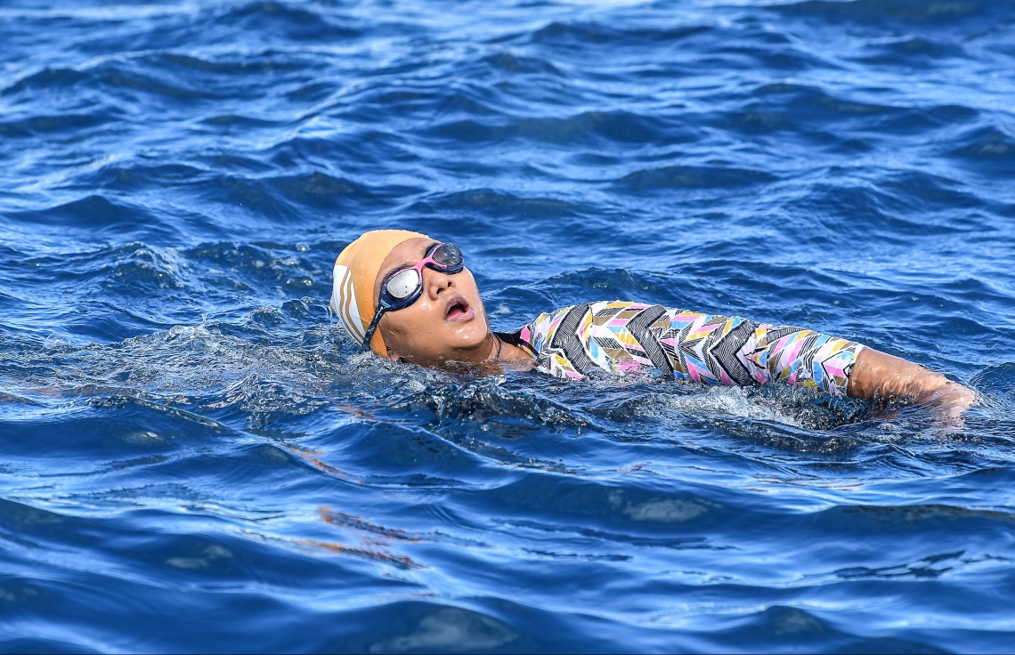 މާލެ (އޮކްޓޯބަރު 12) - ރަސްފަންނު ސަރަހައްދުގައި ސްވިމް މޯލްޑިވްސް އިން ބޭއްވި ދިރާގު މާލޭ އޯޕަން ފެތުމުގެ މުބާރާތް: މިއީ އާއްމުންނަށް ފެތުމުގެ ވާދަވެރި ޕްލެޓްފޯމެއް ހޯދައިދިނުމުގެ ގޮތުން ސްވިމް މޯލްޑިވްސް އިން ރާވައިގެން ފެށި މުބާރާތެއް. --ފޮޓޯ: ނިޝާން އަލީ/ މިހާރު