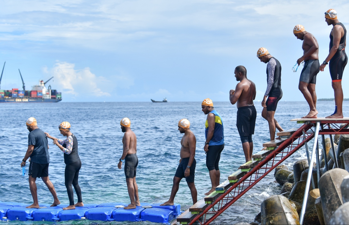 މާލެ (އޮކްޓޯބަރު 12) - ރަސްފަންނު ސަރަހައްދުގައި ސްވިމް މޯލްޑިވްސް އިން ބޭއްވި ދިރާގު މާލޭ އޯޕަން ފެތުމުގެ މުބާރާތް: މިއީ އާއްމުންނަށް ފެތުމުގެ ވާދަވެރި ޕްލެޓްފޯމެއް ހޯދައިދިނުމުގެ ގޮތުން ސްވިމް މޯލްޑިވްސް އިން ރާވައިގެން ފެށި މުބާރާތެއް. --ފޮޓޯ: ނިޝާން އަލީ/ މިހާރު