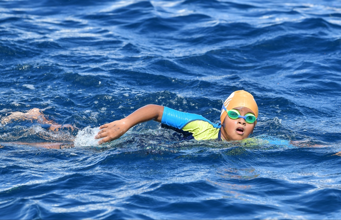 މާލެ (އޮކްޓޯބަރު 12) - ރަސްފަންނު ސަރަހައްދުގައި ސްވިމް މޯލްޑިވްސް އިން ބޭއްވި ދިރާގު މާލޭ އޯޕަން ފެތުމުގެ މުބާރާތް: މިއީ އާއްމުންނަށް ފެތުމުގެ ވާދަވެރި ޕްލެޓްފޯމެއް ހޯދައިދިނުމުގެ ގޮތުން ސްވިމް މޯލްޑިވްސް އިން ރާވައިގެން ފެށި މުބާރާތެއް. --ފޮޓޯ: ނިޝާން އަލީ/ މިހާރު