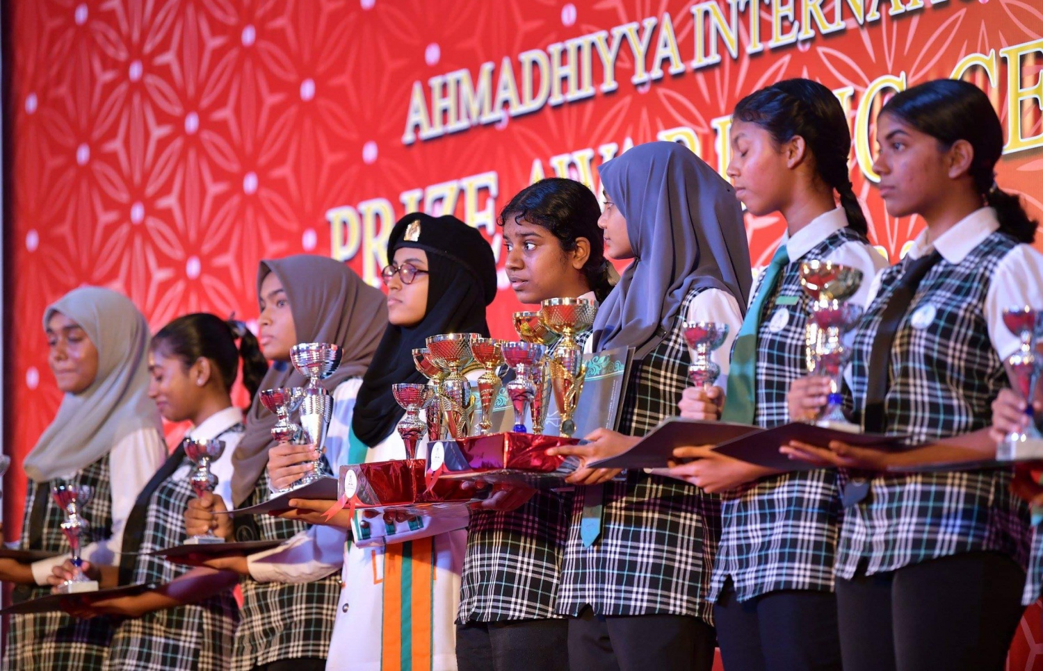 އަހުމަދިއްޔާ ސްކޫލުން މިދިިޔަ އަހަރު ވަނަ ހޯދި ދަރިވަރުންތަކެއް އެވޯޑާއެކު ފޮޓޯއަކަށް ހުއްޓިލައިިގެން -- ފޮޓޯ: ނިޝާން އަލީ/ މިހާރު