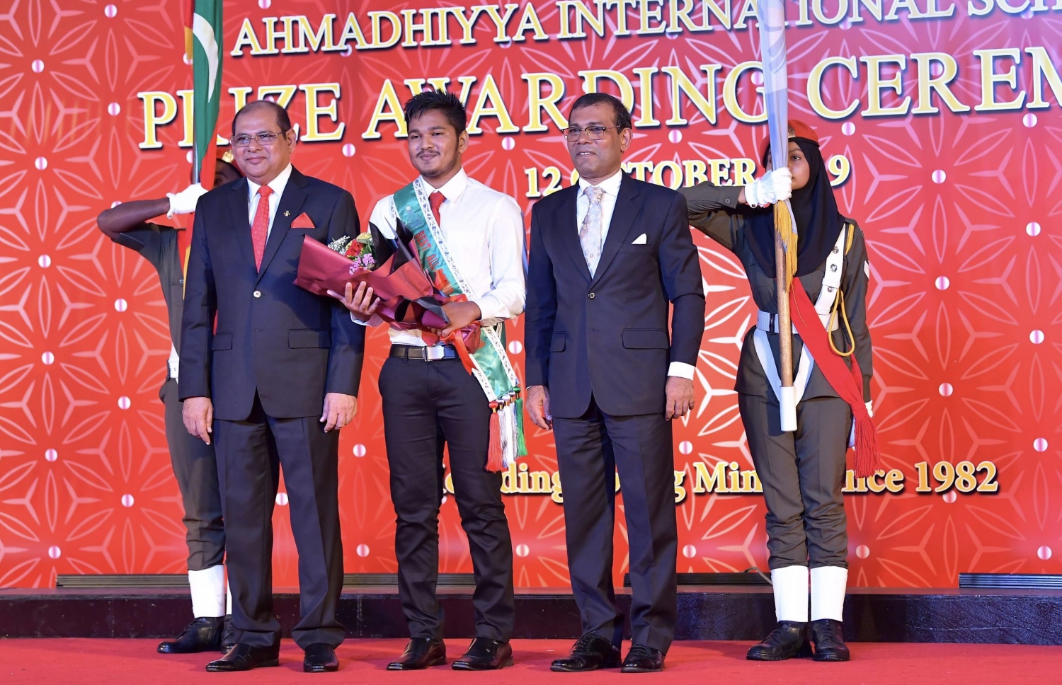 އަހުމަދިއްޔާ އިންޓަނޭޝަނަލް ސްކޫލުން މިދިޔަ އަހަރު މަތީ ސާނަވީ ބައިން ހުރިހާ ގޮތަކުުން އެންމެ މޮޅު ދަރިވަރަަކަށް ހޮވި ސާނީ (މ) އާއި ކުރީގެ ރައީސް އަދި މަޖިލީހުގެ ރައީސް ނަޝީދާއި އެ ސްކޫލުގެ ޕްރިންސިޕަލް ރަޝީދު ފޮޓޯއަކަށް ހުއްޓިވަޑައިގެން.-- ފޮޓޯ: ނިޝާން އަލީ/ މިހާރު