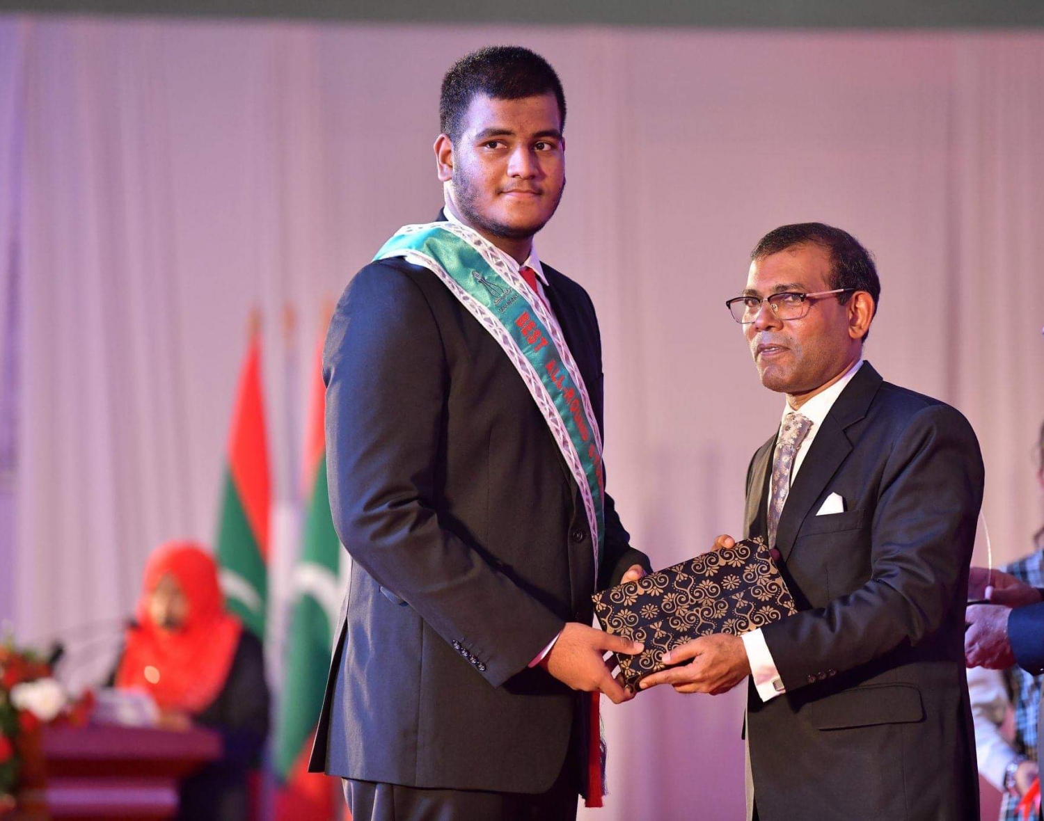 އަހްމަދިއްޔާގެ އިނާމް ދިނުމުގެ ޖަލްސާގައި ރައްޔިތުންގެ މަޖިލިސްގެ ރައީސް މުހައްމަދު ނަޝީދު (ކ) ރަސަލް އަށް އިނާމް ހަވާލުކުރައްވަނީ. --