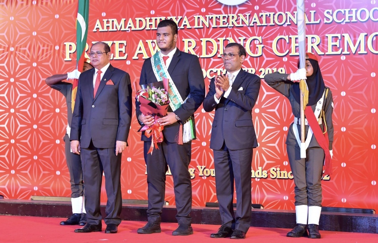 އަހުމަދިއްޔާގެ އެންމެމޮޅު ދަރިވަރުން: ރަސަލް އާއި ސާނީ