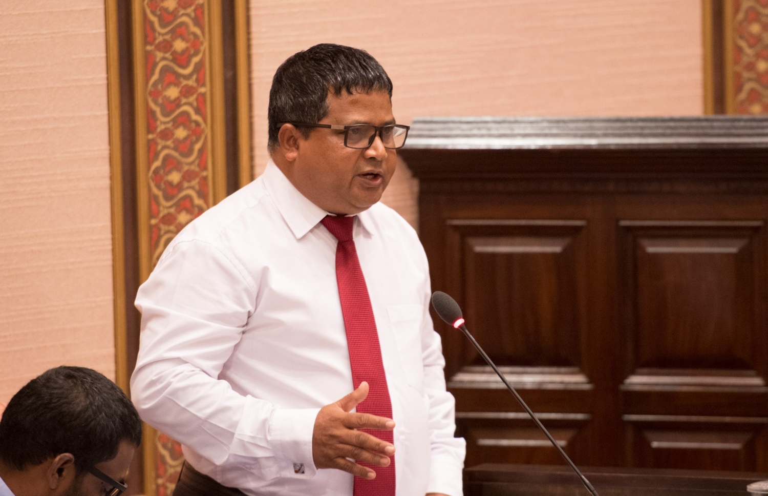 އެންވަޔަރަމަންޓް މިނިސްޓަރު ޑރ. ހުސެއިން ރަޝީދު ހަސަން. -- ފޮޓޯ: މަޖިލިސް