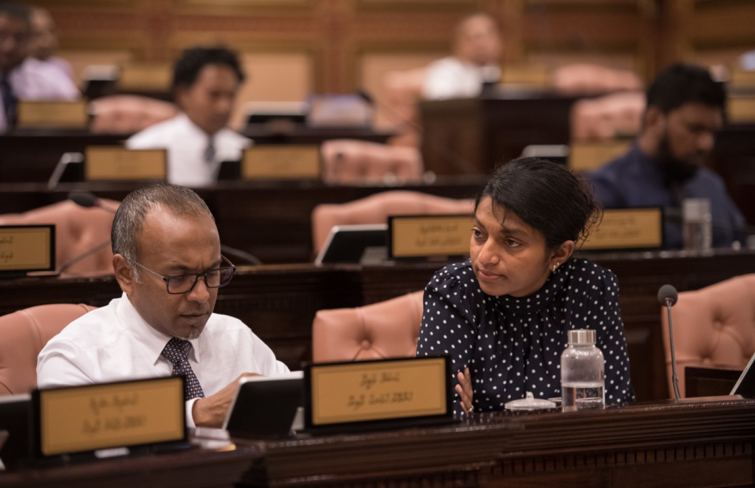 ރައްޔިތުންގެ މަޖިލިހުގެ މިއަދުގެ ޖަލްސާގައި މަޖިލިހުގެ ނައިބު ރައީސް އީވާ އާއި ހެންވޭރު ހުޅަނގު ދާއިރާގެ މެމްބަރު ހަސަން ލަތީފް. --- ފޮޓޯ: މަޖިލިސް
