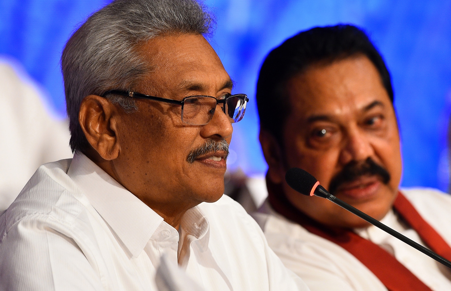 ލަންކާގެ ކުރީގެ ރައީސް ގޯޓާބޭ (ވ) އަދި ބޮޑުވަޒީރުކަމުން އިސްތިއުފާ ދެއްވި އޭނާގެ ބޭބެ މަހިންދަ ރާޖަޕަކްސަ. --ފޮޓޯ:އޭއެފްޕީ