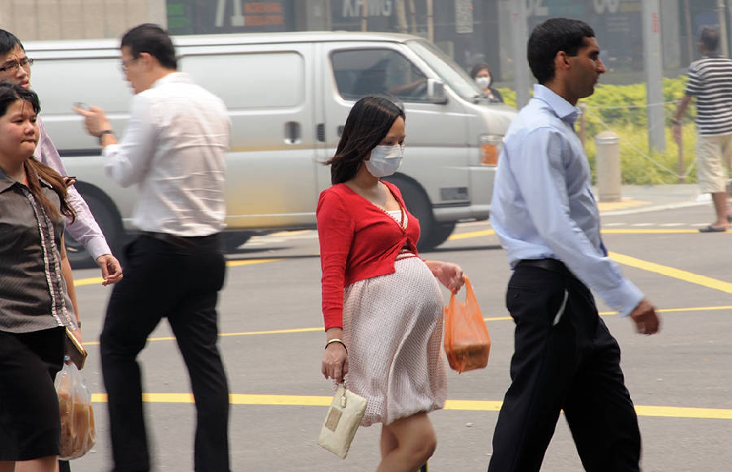 މާބަނޑު މީހަކު ފޭސްމާސްކެއް އަޅައިގެން މަގެއްގެމަތީގައި.