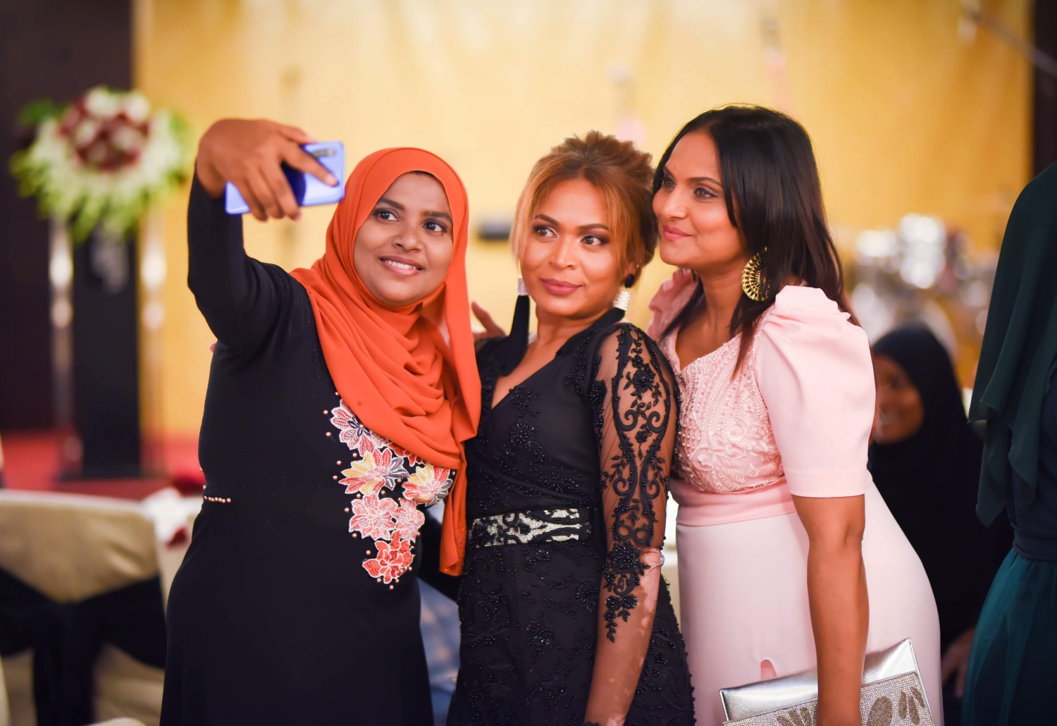 ނިއުމާގެ ފިލްމީ ކެރިއަރަށް 25 އަހަރު ފުރުން ފާހަގަކުރަން ބޭއްވި އިވެންޓުގައި ޝީލާ ނަޖީބް، އައިޝަތު ޝިރާނީ އަދި ނިއުމާ.-- ފޮޓޯ: އެފްޑީއައި