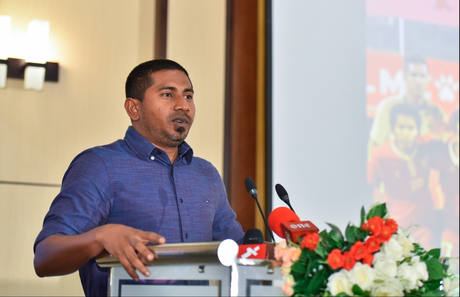 ގައުމީ ފުޓްބޯޅަ ޓީމުގެ ކުޅުންތެރިންގެ ބައްދަލުވުމެއްގެ ތެރެއިން މިނިސްޓަރު މަހުލޫފް ވާހަކަ ދައްކަވަނީ. -- ފޮޓޯ: މިހާރު