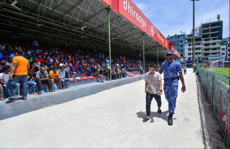 ޑިޓެންޝަންސެންޓަރު ހުޅުވައި، ލިޔުން ނެތް މީހުން ނަގަނީ