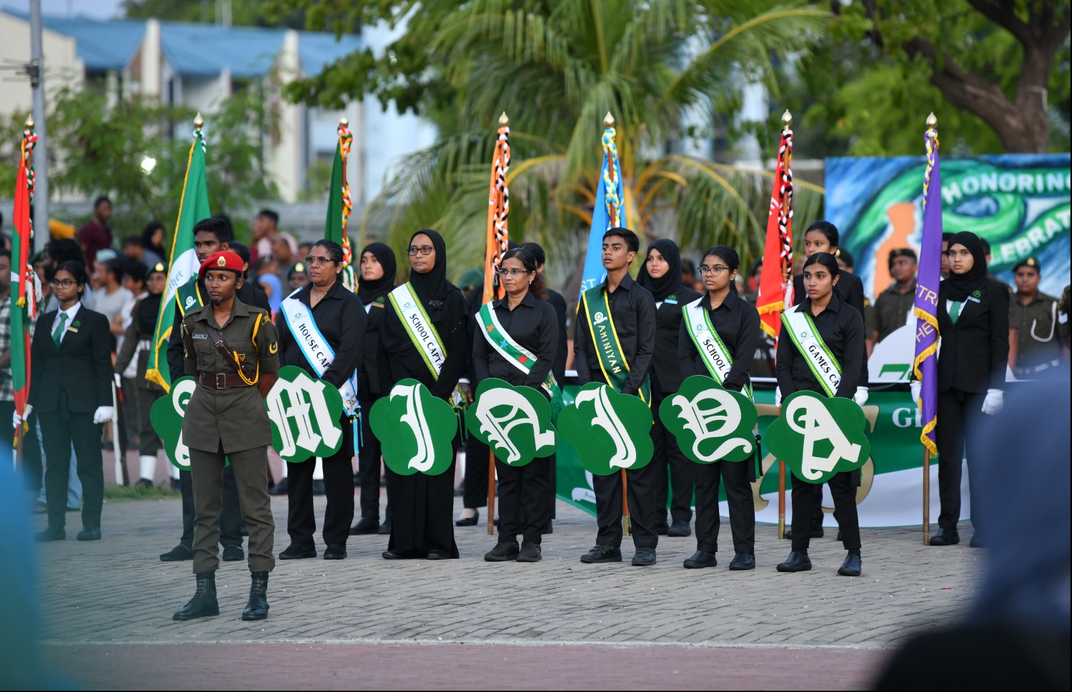 އަމީނިއްޔާ ސުކޫލަށް 75 އަހަރު ފުރުމުގެ މުނާސަބަތުގައި ބޭއްވި އެ ސުކޫލުގެ އަލިމަސް ޔޫބީލް ޕެރޭޑްގެ ތެރެއިން: މި ޕެރޭޑްގައި އެ ސުކޫލުގެ ގިނަ އަދަދެއްގެ ދަރިވަރުންނާއި އިސް ދަރިވަރުން ބައިވެރިވި.-- ފޮޓޯ: ހުސައިން ވަހީދު /މިހާރު