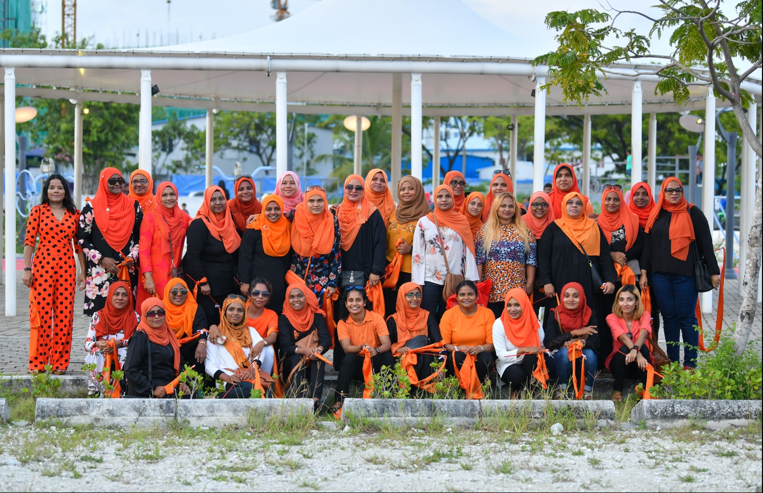 އަމީނިއްޔާގެ މުސްކުޅި ދަރިވަރުންތަކެއް، އަލިމަސް ޔޫބީލް ޕެރޭޑަށް ފަހު ހަނދާނީ ފޮޓޯއެއްގައި: ރާއްޖޭގެ ވަރަށް މަތީ މަގާމުތައް އަމީނިއްޔާގެ ދަރިވަރުން ވަނީ ފުރާފައި -- ފޮޓޯ: ހުސައިން ވަހީދު /މިހާރު