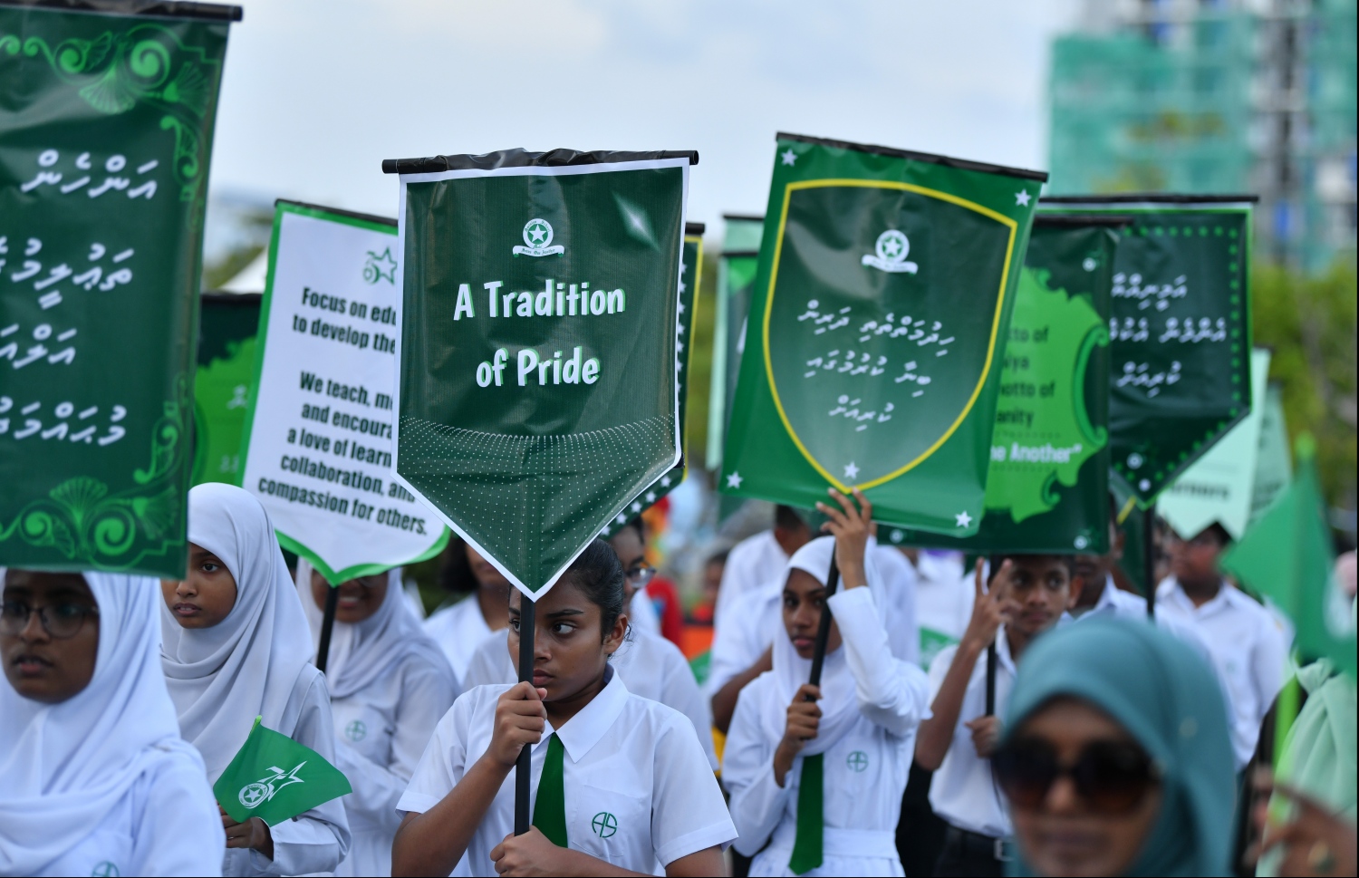 އަމީނިއްޔާ ސުކޫލަށް 75 އަހަރު ފުރުމުގެ މުނާސަބަތުގައި ބޭއްވި އަލިމަސް ޔޫބީލް ޕެރޭޑުގައި ބައިވެރިވި ދަރިވަރުން .-- ފޮޓޯ: ހުސައިން ވަހީދު /މިހާރު