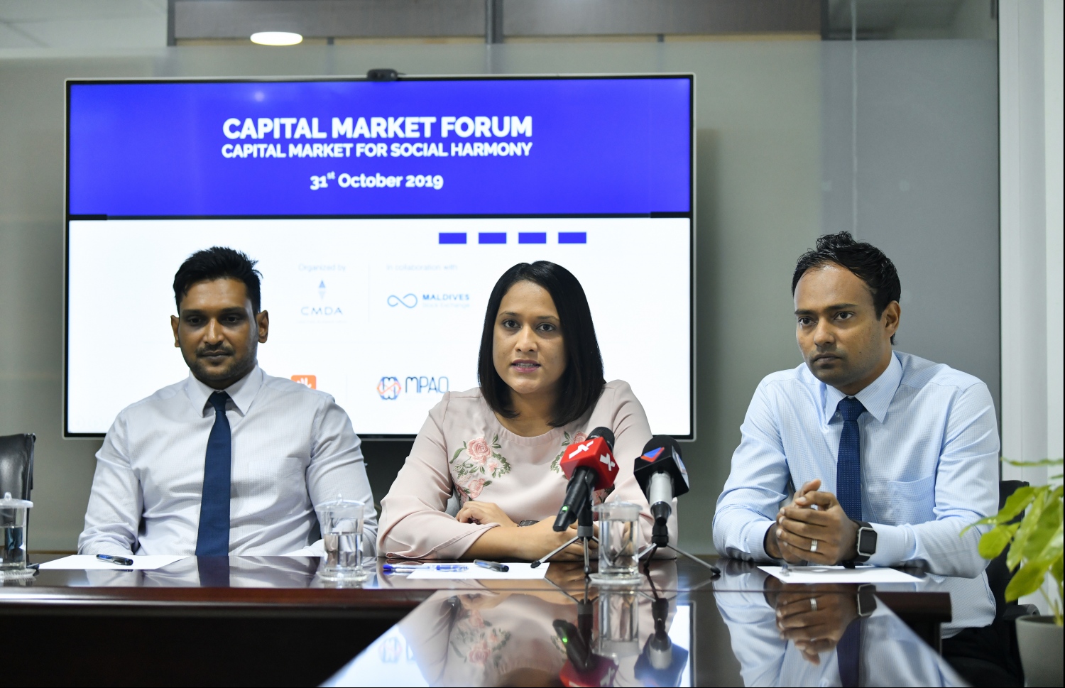 ސީއެމްޑީއޭގެ ޑެޕިއުޓީ ސީއީއޯ (މ) އަދި މޯލްޑިވްސް ސްޓޮކް އެކްސްޗޭންޖްގެ ސީއީއޯ (ވ) މީޑިއާއަށް މައުލޫމާތު ދެއްވަނީ-- ފޮޓޯ: މިހާރު