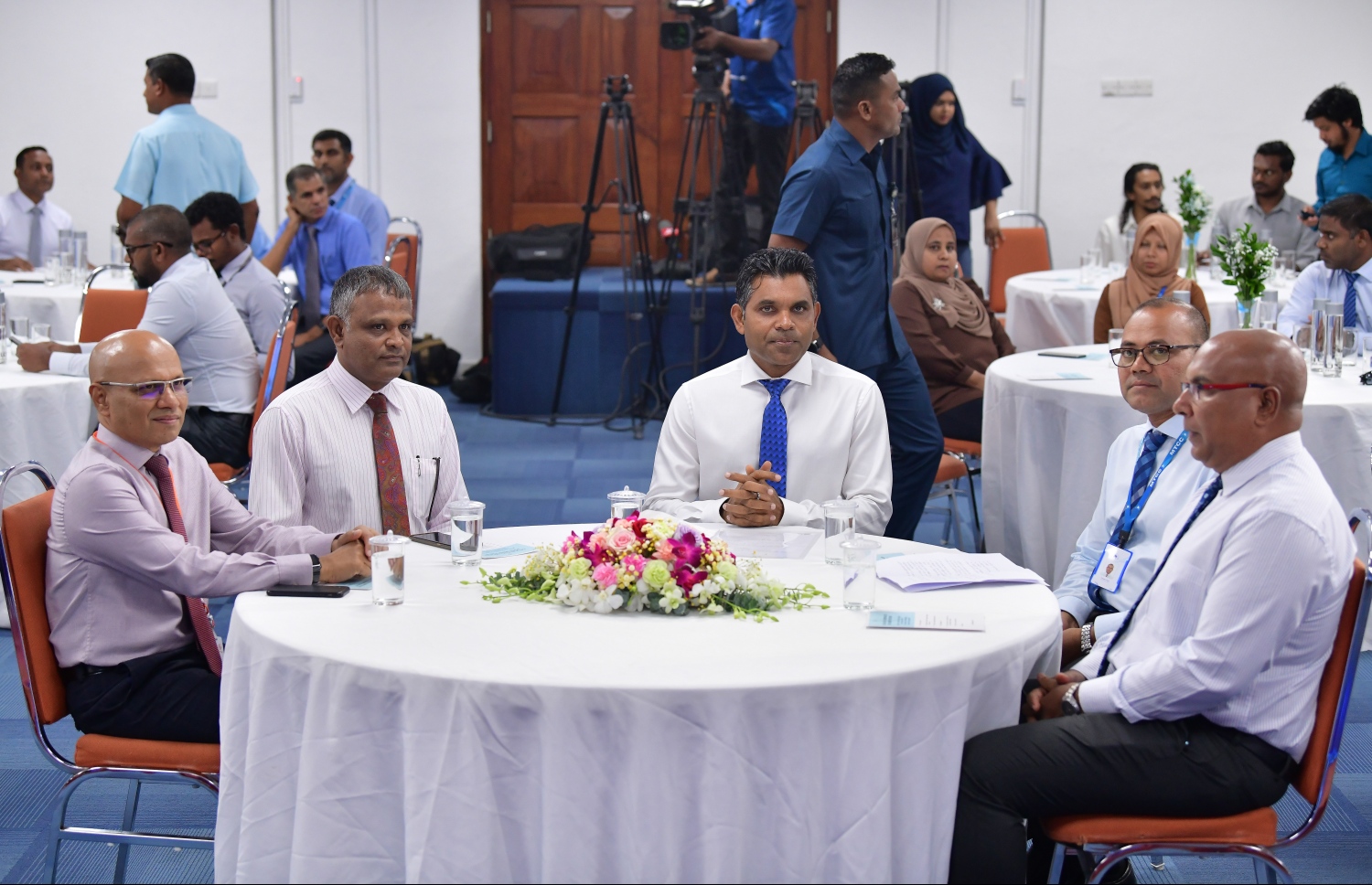 ކޯޕަރޭޓް ސްކޮލަޝިޕް ސްކީމް ފެށުމަށް މިއަދު ބޭއްވި ރަސްމިއްޔާތުގައި ނައިބު ރައީސް ފައިސަލް ނަސީމް (މ) އަދި ހަޔަ އެޑިއުކޭޝަން މިނިސްޓަރު ޑރ. އިބްރާހިމް ހަސަން ބައިވެރިވެވަޑައިގަންނަވަނީ .-- ފޮޓޯ: ނިޝާން އަލީ/ މިހާރު