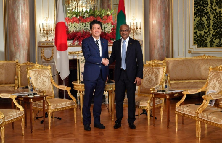 ރައީސް، ޖަޕާނުގެ ބޮޑުވަޒީރާ ބައްދަލުކުރައްވައިފި