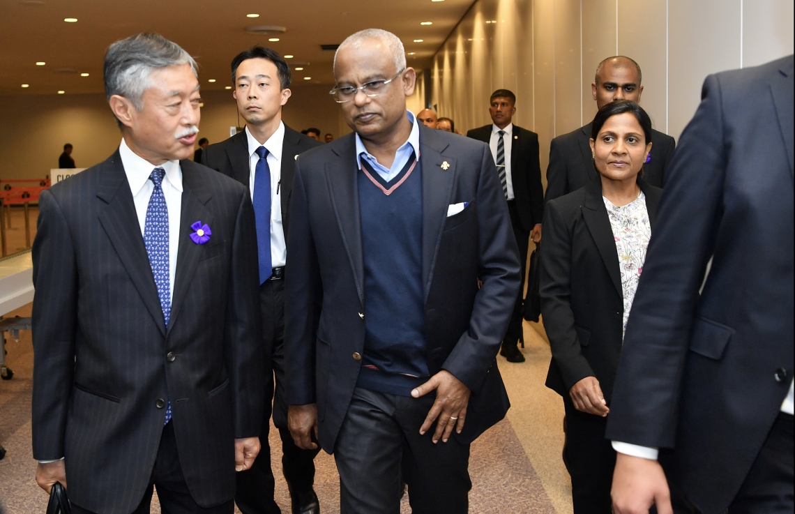 ޖަޕާން: އޮކްޓޯބަރު 18، 2019- ރައީސް އިބްރާޙިމް މުހައްމަދު ސޯލިހް ޖަޕާނަށް ކުރައްވަމުންގެންދަވާ ރަސްމީ ދަތުރުފުޅުގައި އިއްޔެ އެގައުމަށް ވަޑައިގެންނެވުމުން އެމަނިކުފާނުގެ ދެކަނބަލުންނަށް އެގައުމުގެ އިސް އޮފިޝަލުންތަކެއް މަރުހަބާ ދަންނަވަނީ. މިއީ ޖަޕާނުގެ އާ އެމްޕެރާ ތަހުތަށް އިސްވެވަޑައިގެންނެވުމުގެ ރަސްމިއްޔާތުގައި ބައިވެރިވެވަޑައިގެންނެވުމަށް ރައީސް ކުރައްވާ ރަސްމީ ދަތުރުފުޅެއް.--- ފޮޓޯ: ރައީސް އޮފީސް