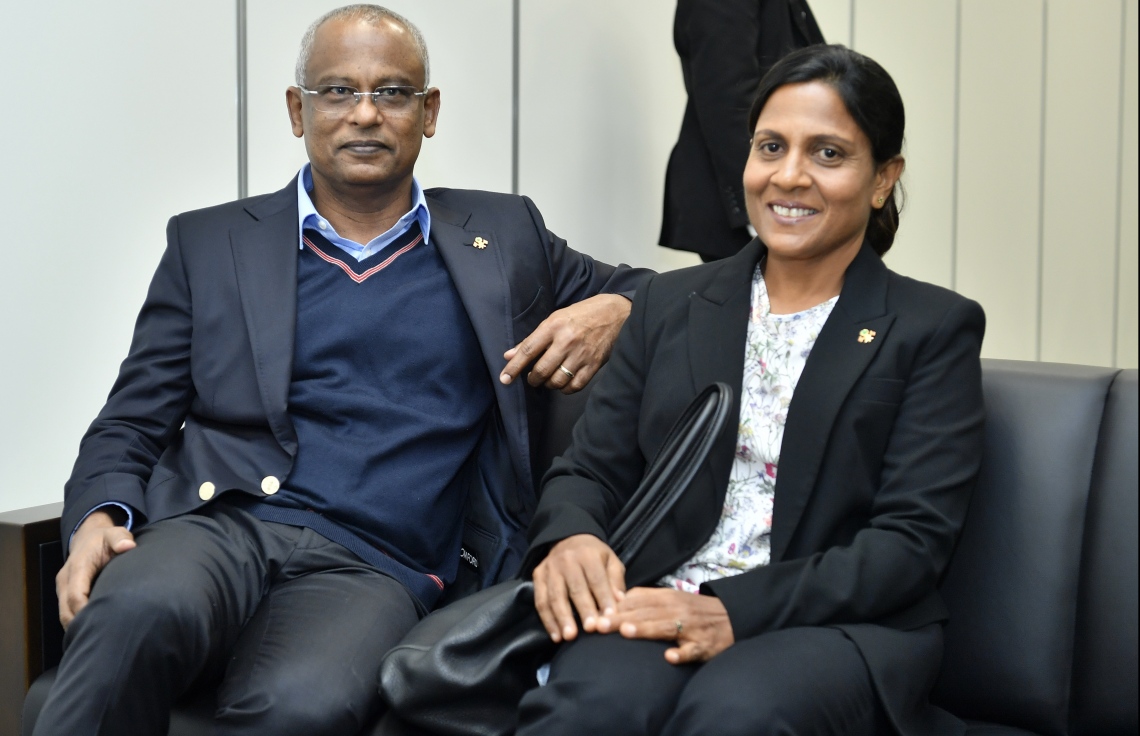 ޖަޕާން: އޮކްޓޯބަރު 18، 2019- ރައީސް އިބްރާޙިމް މުހައްމަދު ސޯލިހް ޖަޕާނަށް ކުރައްވަމުންގެންދަވާ ރަސްމީ ދަތުރުފުޅުގައި އިއްޔެ އެގައުމަށް ވަޑައިގެންނެވުމުން އެމަނިކުފާނުގެ ދެކަނބަލުންނަށް އެގައުމުގެ އިސް އޮފިޝަލުންތަކެއް މަރުހަބާ ދަންނަވަނީ. މިއީ ޖަޕާނުގެ އާ އެމްޕެރާ ތަހުތަށް އިސްވެވަޑައިގެންނެވުމުގެ ރަސްމިއްޔާތުގައި ބައިވެރިވެވަޑައިގެންނެވުމަށް ރައީސް ކުރައްވާ ރަސްމީ ދަތުރުފުޅެއް.--- ފޮޓޯ: ރައީސް އޮފީސް