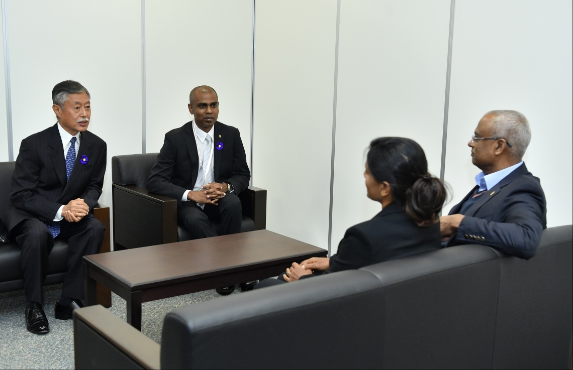 ޖަޕާން: އޮކްޓޯބަރު 18، 2019- ރައީސް އިބްރާޙިމް މުހައްމަދު ސޯލިހް ޖަޕާނަށް ކުރައްވަމުންގެންދަވާ ރަސްމީ ދަތުރުފުޅުގައި އިއްޔެ އެގައުމަށް ވަޑައިގެންނެވުމުން އެމަނިކުފާނުގެ ދެކަނބަލުންނަށް އެގައުމުގެ އިސް އޮފިޝަލުންތަކެއް މަރުހަބާ ދަންނަވަނީ. މިއީ ޖަޕާނުގެ އާ އެމްޕެރާ ތަހުތަށް އިސްވެވަޑައިގެންނެވުމުގެ ރަސްމިއްޔާތުގައި ބައިވެރިވެވަޑައިގެންނެވުމަށް ރައީސް ކުރައްވާ ރަސްމީ ދަތުރުފުޅެއް.--- ފޮޓޯ: ރައީސް އޮފީސް