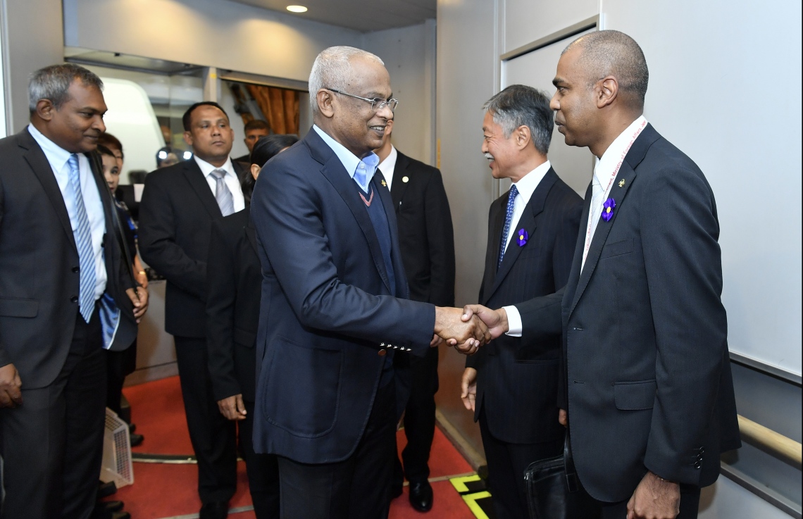 ޖަޕާން: އޮކްޓޯބަރު 18، 2019- ރައީސް އިބްރާޙިމް މުހައްމަދު ސޯލިހް ޖަޕާނަށް ކުރައްވަމުންގެންދަވާ ރަސްމީ ދަތުރުފުޅުގައި އިއްޔެ އެގައުމަށް ވަޑައިގެންނެވުމުން އެމަނިކުފާނަށް އެގައުމުގެ އިސް އޮފިޝަލުންތަކެއް މަރުހަބާ ދަންނަވަނީ. މިއީ ޖަޕާނުގެ އާ އެމްޕެރާ ތަހުތަށް އިސްވެވަޑައިގެންނެވުމުގެ ރަސްމިއްޔާތުގައި ބައިވެރިވެވަޑައިގެންނެވުމަށް ރައީސް ކުރައްވާ ރަސްމީ ދަތުރުފުޅެއް.--- ފޮޓޯ: ރައީސް އޮފީސް