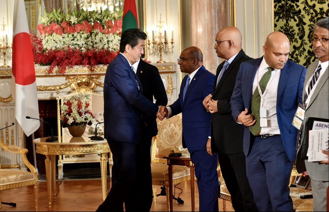 ޖަޕާން: އޮކްޓޯބަރު 18، 2019- ރައީސް އިބްރާޙިމް މުހައްމަދު ސޯލިހް ޖަޕާނަށް ކުރައްވަމުންގެންދަވާ ރަސްމީ ދަތުރުފުޅެއްގައި އެގައުމުގެ ބޮޑުވަޒީރު ޝިންޒޯ އަބޭ އާއި މިއަދު ކުރެއްވި ބައްދަލުވުމުގައި ފޮރިން މިނިސްޓަރު އަބްދުﷲ ޝާހިދު، ބޮޑުވަޒީރާ ސަލާމް ކުރައްވަނީ. މިއީ ޖަޕާނުގެ އާ އެމްޕެރާ ތަހުތަށް އިސްވެވަޑައިގެންނެވުމުގެ ރަސްމިއްޔާތުގައި ބައިވެރިވެވަޑައިގެންނެވުމަށް ރައީސް ކުރައްވާ ރަސްމީ ދަތުރުފުޅެއް.--- ފޮޓޯ: ރައީސް އޮފީސް