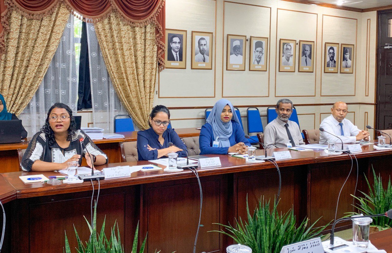 އޭސީސީގެ ކުރީގެ މެމްބަރުން ރައްޔިތުންގެ މަޖިލީހުގެ މިިނިވަން މުއައްސަސާތަކާ ބެހޭ ކޮމިޓީ އަށްް މައުލޫމާތު ދެއްވަނީ. ފައިލް ފޮޓޯ: މަޖިލިސް