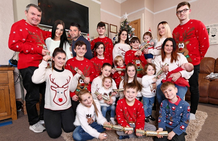 މި ދެމަފިރިން 22 ވަނަ ދަރިފުޅަށް މަރުހަބާ ކިޔަނީ