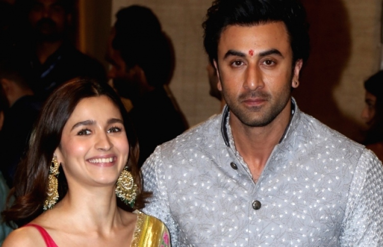 ފޭކް ވެޑިން ކާޑުގެ ވާހަކަ އެހުމުން އާލިއާ ގަތީ ލަދު