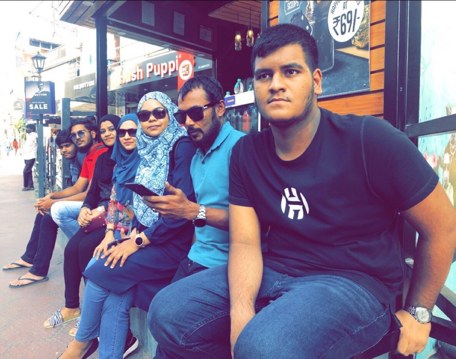 ރަސަލް އޭނާގެ އާއިލާ އާ އެކު --