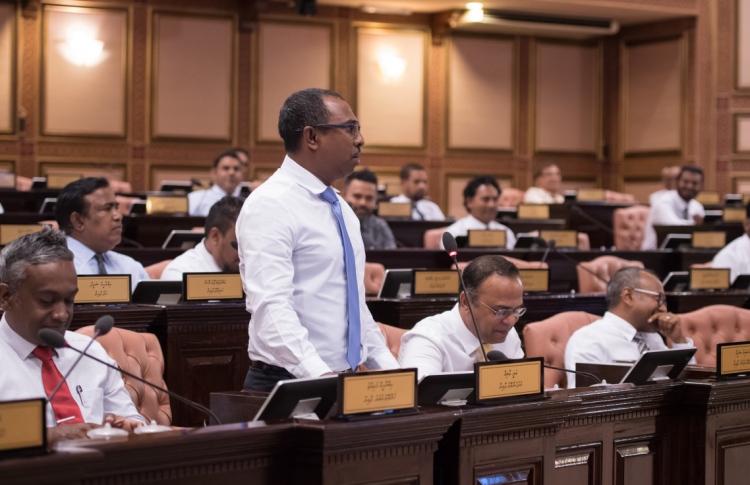 ޚިޔާނާތުގައި ބައިވެރިވި ވަޒީރުން ދުރަށް ދާންޖެހޭ:އާޒިމް