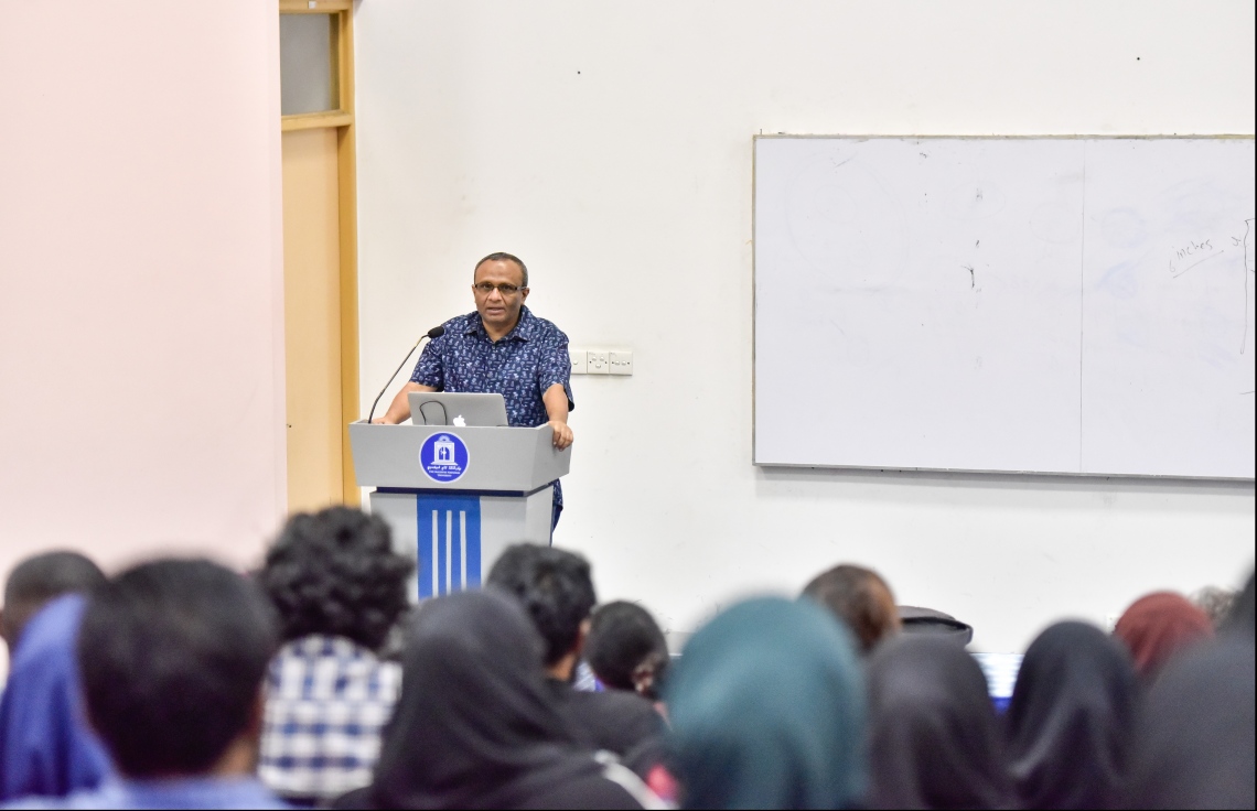 ކުރީގެ ބަންޑާރަނައިބު ހުސްނުއް ސުއޫދު އެމްއެންޔޫގައި މިރޭ ތަގުރީރު ކުރައްވަނީ. އޭނާ ވިދާޅުވީ ފްލެޓްތައް މެނޭޖްކުރާނެ ގާނޫނީ ނިޒާމެއް ބޭނުންވާކަމަށް. ފޮޓޯ: ހުސައިން ވަހީދު/މިހާރު