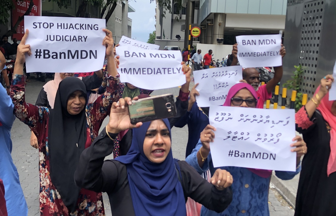 އިދިކޮޅު ސަޕޯޓަރުން ވެލާނާގޭ ކައިރީގައި، އެމްޑީއެންއާ ދެކޮޅަށް މިއަދު އަޑު އުފުލަނީ.---ފޮޓޯ: ނިޝާން އަލީ/މިހާރު