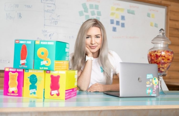 ތާރާ އޭނާގެ އުފެއްދުންތަކަކާ އެކު.