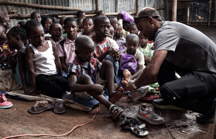 މެރެތަން ޝޮޕުން ފޮނުވި ބޫޓްތައް ކަމްޕާލާގެ ކުދިންނަށް ހަދިޔާކުރަނީ.