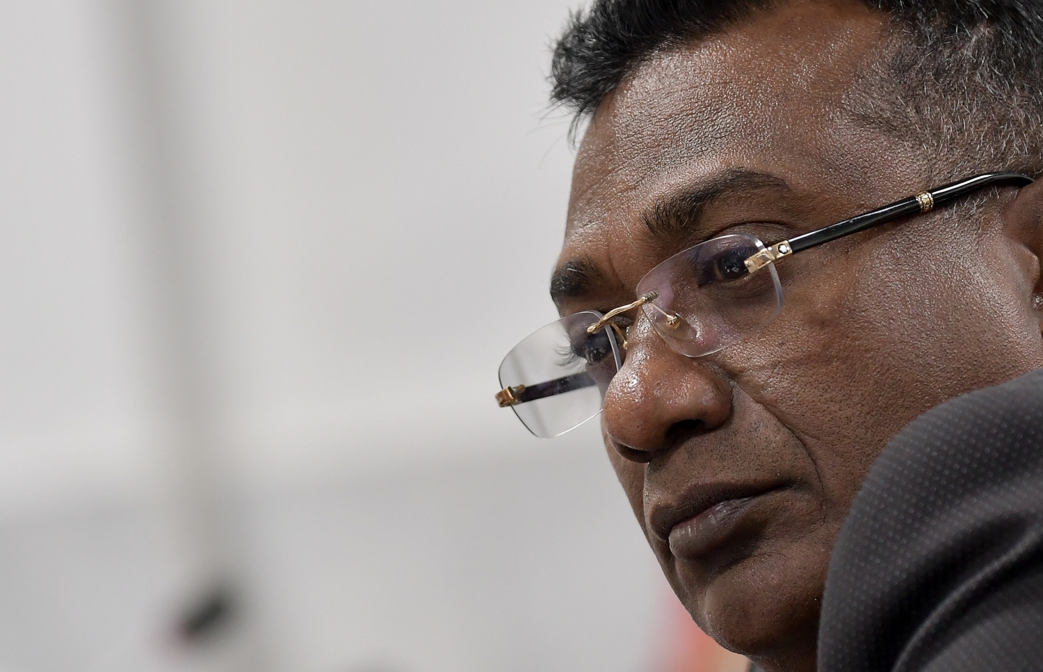 ކާށިދޫ ދާއިރާގެ މެމްބަރު އަބްދުﷲ ޖާބިރު. ޓްރާންސްޕޯޓް މިނިސްޓަރު އައިޝަތު ނަހުލާ ޒިންމާ އަދާނުކުރައްވާ ކަމަށް ތުހުމަތުކުރައްވައި އޭނާ ހާޒިޒުކުރަން ޖާބިރު ވަނީ އެދިވަޑަައިގެންފައި.