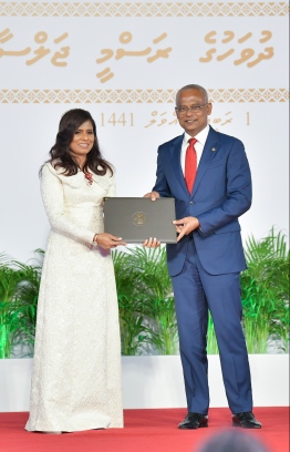 President Solih presents National Award of Recognition to Aishath Shamla, for her contributions to the field of applied arts. PHOTO: HUSSAIN WAHEED / MIHAARU