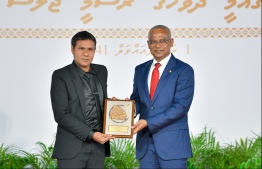 President Solih presents National Award of Recognition to Ismail Mahfooz, for his contributions in the area of sports and promoting professional sportsmanship. PHOTO: HUSSAIN WAHEED / MIHAARU