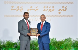 President Solih presents National Award of Recognition to legendary football goalkeeper, Imran Mohamed, for his contributions in the field of sports and promoting professional sportsmanship. PHOTO: HUSSAIN WAHEED / MIHAARU
