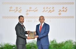 President Solih presents National Award of Recognition to Mohamed Shakir Abdulla, in the area of disseminating news and information. PHOTO: HUSSAIN WAHEED / MIHAARU