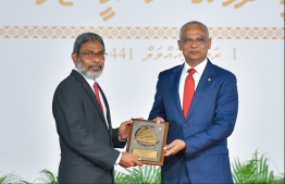 President Solih presents National Award of Recognition to Dr Abdulla Jameel, for his contributions in the field of Islamic awareness and Islamic education. PHOTO: HUSSAIN WAHEED / MIHAARU