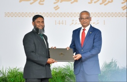 President Solih presents National Award of Recognition to Mohamed Thaufeeq Ali, for his contributions in the area of recitation and teaching of the Holy Quran. PHOTO: HUSSAIN WAHEED / MIHAARU
