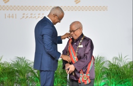 President Ibrahim Mohamed Solih confers the Order of the Distinguished Rule of Izzudeen on Abdulla Sodiq. PHOTO: HUSSAIN WAHEED / MIHAARU