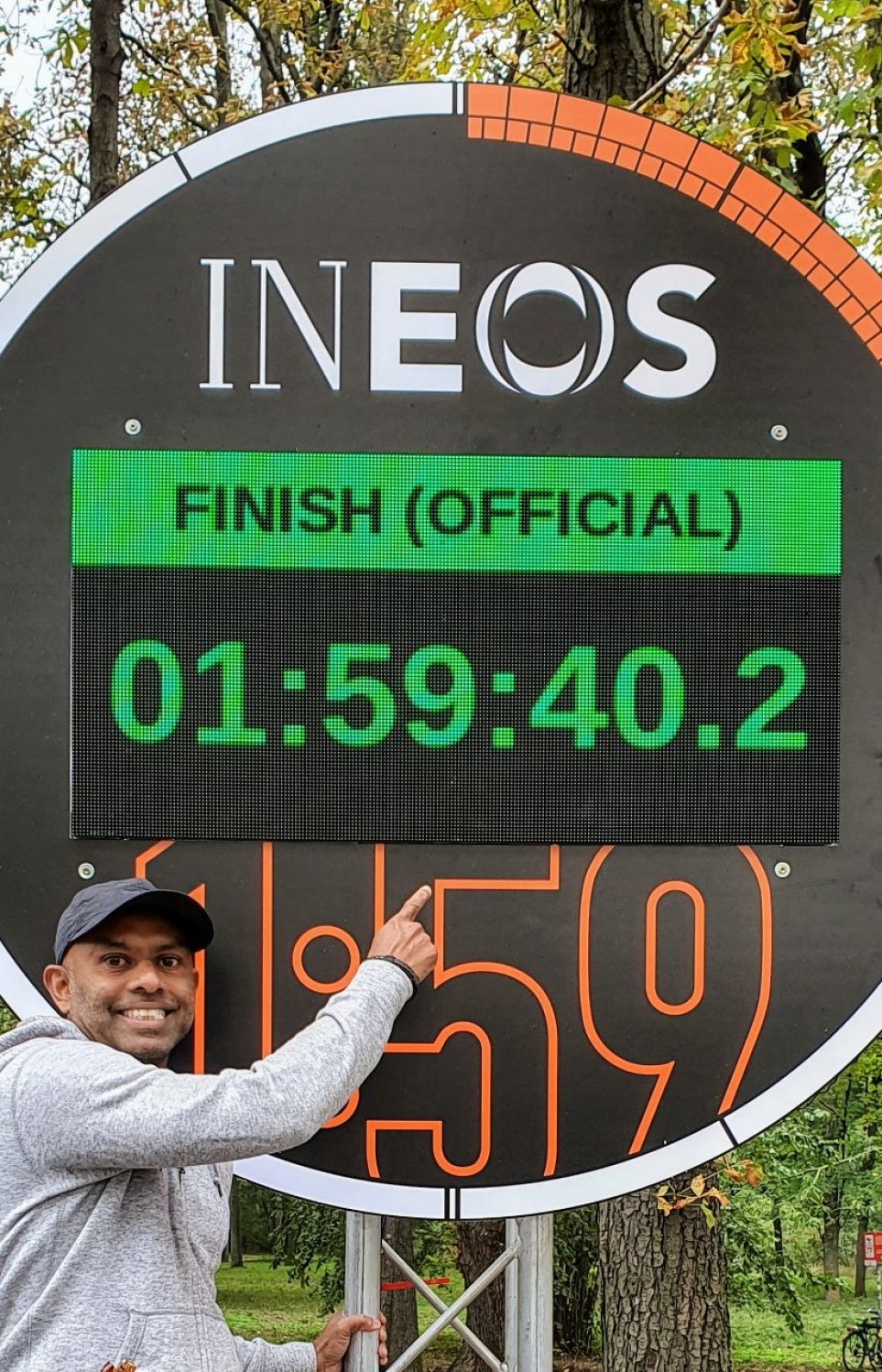 އެލިއޫޑްގެ ތާރީޚީ މެރެތަން ނިންމި ވަގުތު ދައްކަން، ޕާކް ތެރޭގައި ބަހައްޓާފައި ހުރި ބޯޑެއްގެ ކައިރީގައި ފާހިރު