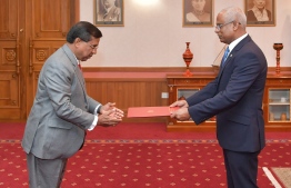 The new Ambassador of Sri Lanka to Maldives Kohono Walawe presents his credentials to President Ibrahim Mohamed Solih. PHOTO/PRESIDENT'S OFFICE